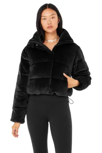 ALO 보아 소재 숏 기장 다운 자켓 블랙