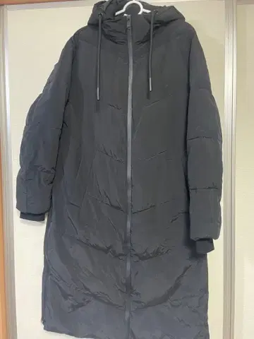 후드 부착 블랙 다운 자켓