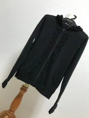 새상품급 핑크하우스 피코 프릴 양쪽 포켓 후드 부착 가디건 블랙