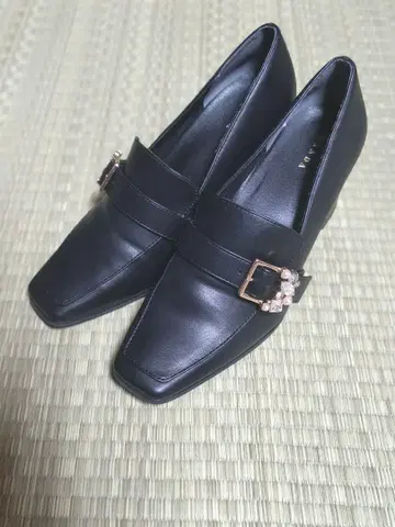 비쥬 장식 버클 블랙 펌프스
