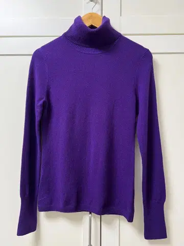 유니클로 캐시미어 터틀넥 스웨터 퍼플