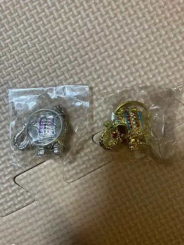 골드 컬러와 은색 코끼리 모양 키링 태국