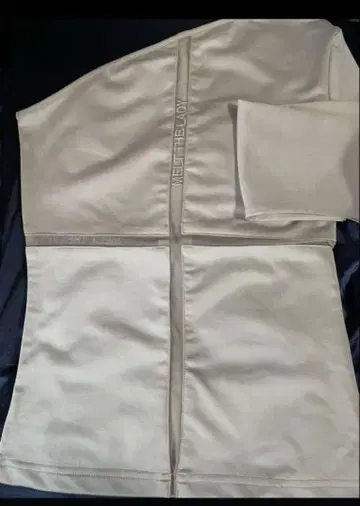 MELT THE LADY 원숄더 로고 상의