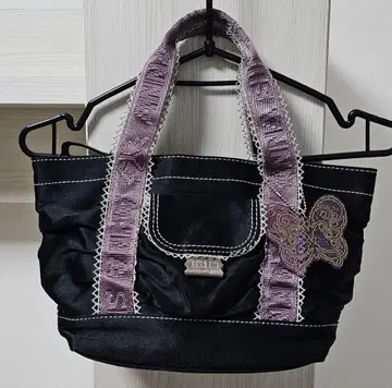 안나수이 나비 장식 토트백 블랙/퍼플