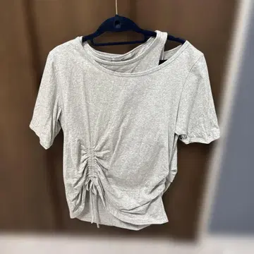 SLY 그레이 사이드 개더 오프숄더 T셔츠