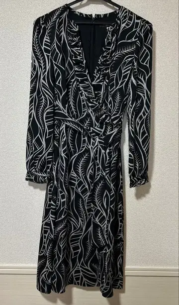 폴 스튜어트 잎 패턴 V넥 긴팔 원피스