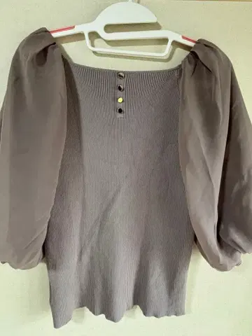 리브 벌룬 소매 상의