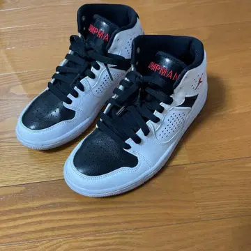 JUMP MAN 화이트/블랙 하이컷 스니커즈