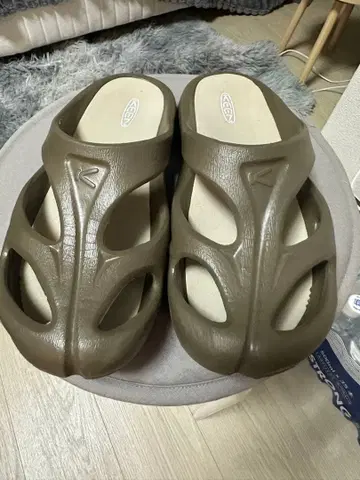 KEEN 올리브 샌들