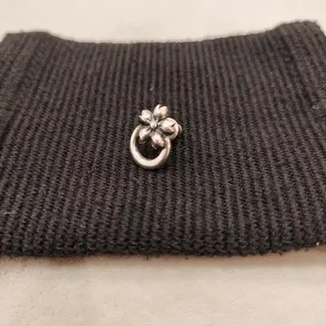 카스우 공방 바람에 흩날리는 벚꽃 한쪽 귀걸이