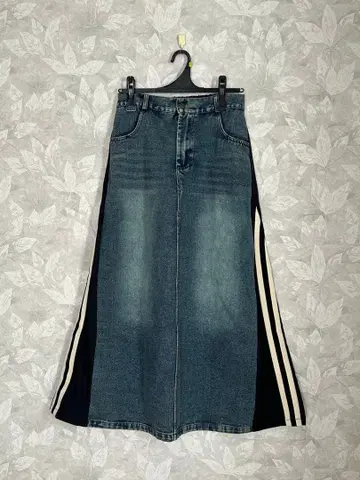 [ 새상품 ] 사이드 라인 데님 도킹 스커트 조우네코