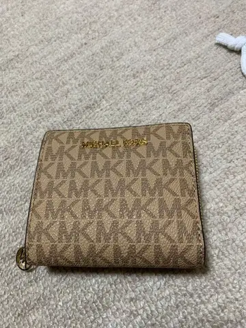 마이클코어스 2단 접이식 지갑