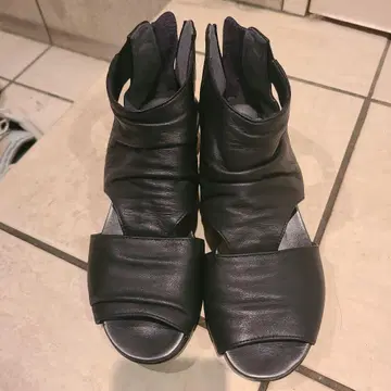 블랙 가죽 오픈토 부티