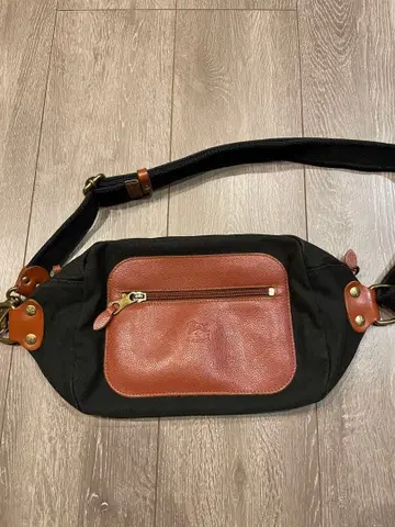 플랫 숄더백 블랙과 브라운