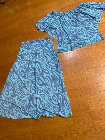 블루 계열 오프숄더 프릴 상의 & 스커트 셋업. 플라댄스. 하와이