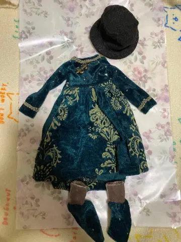 빅토리아풍 드레스와 햇 세트 브라이스 아웃핏