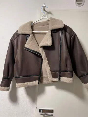 dazzlin 레더라이크 보아 숏 블루종