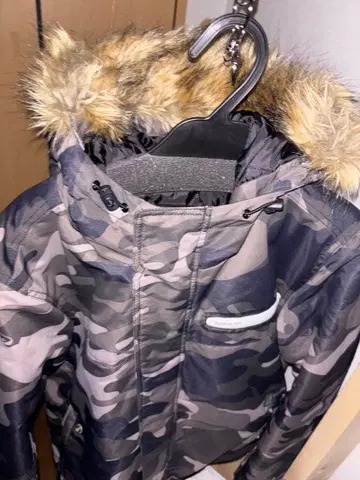카모플라쥬 퍼 달린 다운 자켓