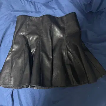 블랙 가죽 플리츠 미니 스커트