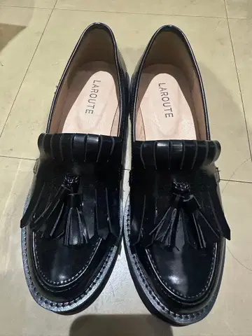 LAROUTE 프린지 장식 블랙 로퍼