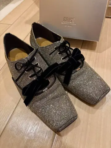 le talon GRAISE 글리터 실버 플랫슈즈