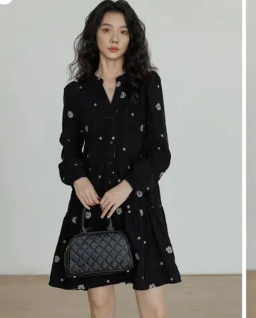 블랙 꽃무늬 자수 A라인 원피스