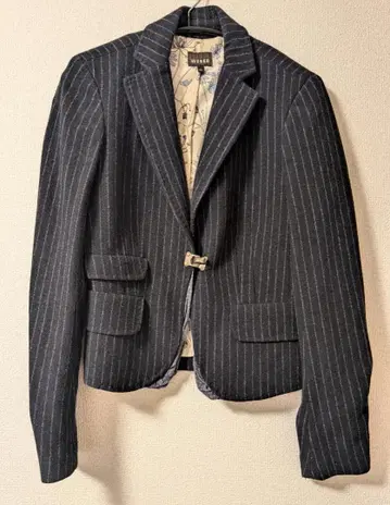 WEBER 다크 그레이 스트라이프 테일러드 자켓