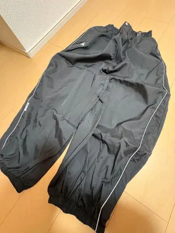 나일론 소재 블랙 스트레이트 팬츠