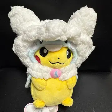 메가 팬텀의 판초를 입은 피카츄 봉제 인형