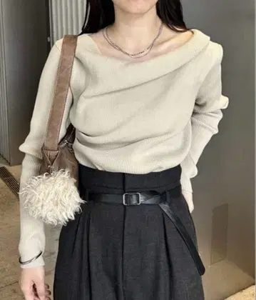 mystic 오프숄더 리브 니트 베이지