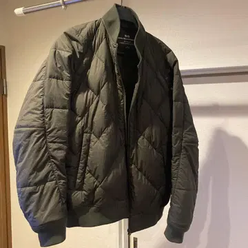 UNIQLO 화이트 마운티니어링 다운 자켓 M