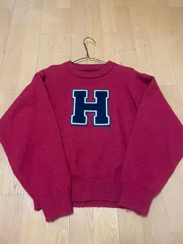 H 로고 자수 버건디 니트 스웨터