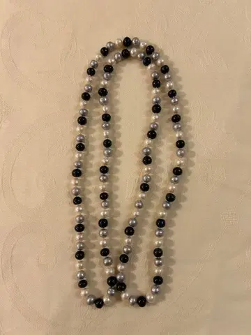 블랙과 화이트 비즈 롱 목걸이