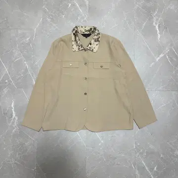 꽃무늬 옷깃의 베이지 셔츠