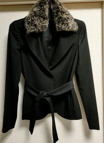 KT 퍼 달린 블랙 자켓