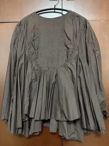 아유시 별주 프론트 핀턱 페플럼 블라우스