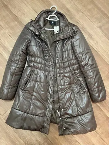 브라운 다운 자켓 후드 부착