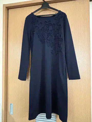 네이비 꽃 자수 긴팔 원피스