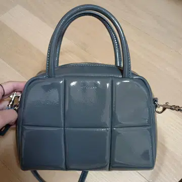 애드카람 핸드 숄더백 그레이