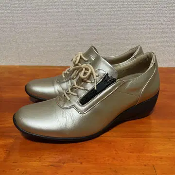 새상품급 컴포트 클리닉 골드 스니커즈 22.5cm