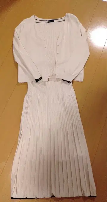 인디비 아이보리 플리츠 스커트 셋업