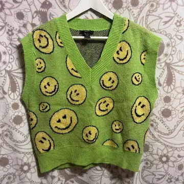 FOREVER 21 스마일리 페이스 슬리브리스 니트