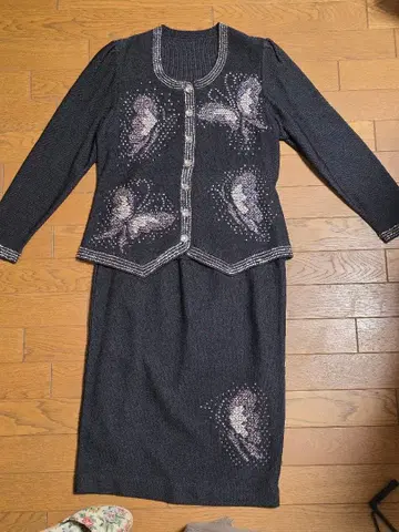 검은 니트 비즈 나비 자수 셋업