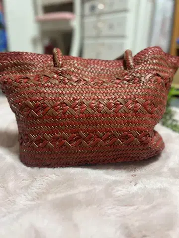 빨간색과 금색 뜨개질 핸드백