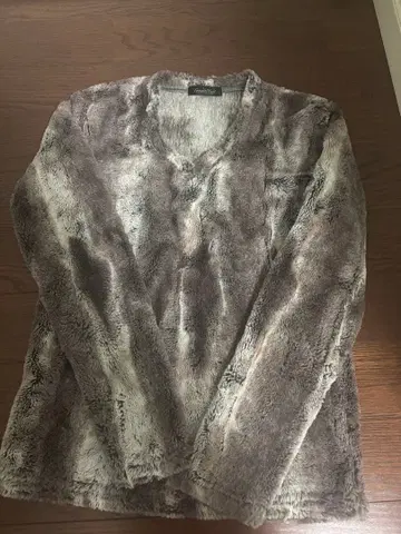 플리스 V넥 퍼 스웨터 M 사이즈