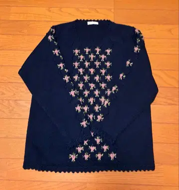 로즈 핑크 장미꽃 자수 네이비 스웨터 M