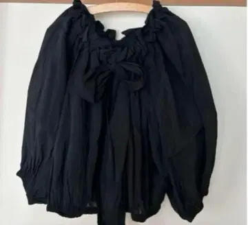 리본 개더 블라우스 블랙