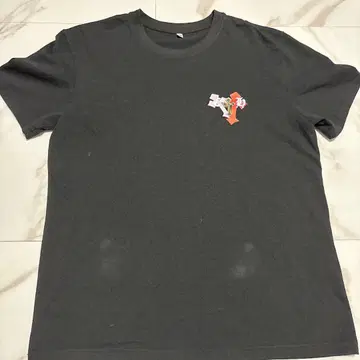 컬러풀 크로스 디자인 T셔츠 블랙