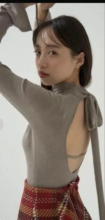 새상품급 스나이델 오픈백 니트 풀오버