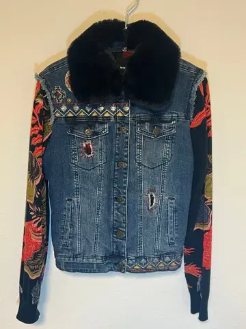 새상품급! 퍼가 아주 따뜻한 데시구알 desigual 자수 데님 자켓